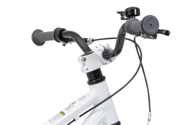 オフロードだけでなく、街なかの段差でも安定するライザータイプのハンドルバー。