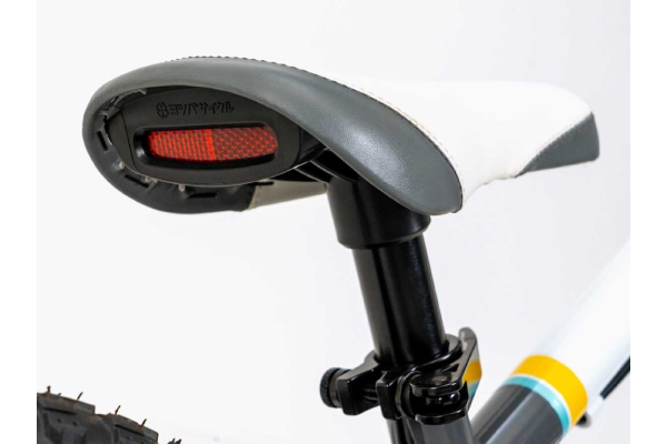 シートポストと反射鏡を一体化したオリジナルタイプのサドルを新たに製作。これにより、サドルの高さが約25mm低くでき、約200gの軽量化を実現。さらに、反射鏡の位置を高く維持できるため、夜間の安全性が向上します。