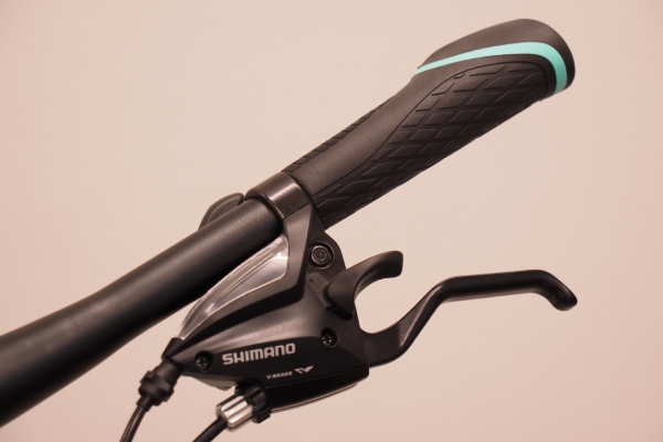 人体工学に基づいて設計された「エルゴグリップ」で快適な走りをサポートします。(※フレームデザインは旧モデルです。)