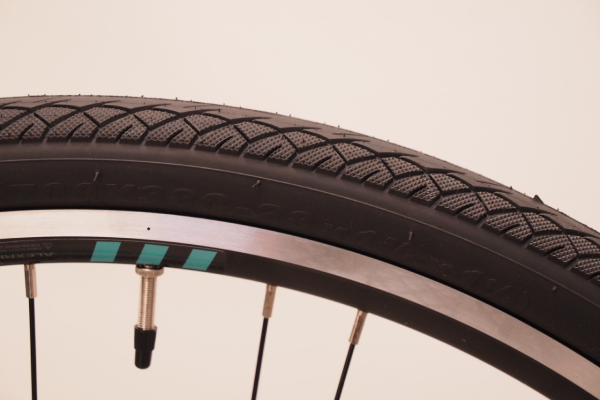 安定感のある太めのタイヤ。(※フレームデザインは旧モデルです。)