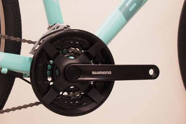 信頼のSHIMANO製クランクを採用。(※フレームデザインは旧モデルです。)