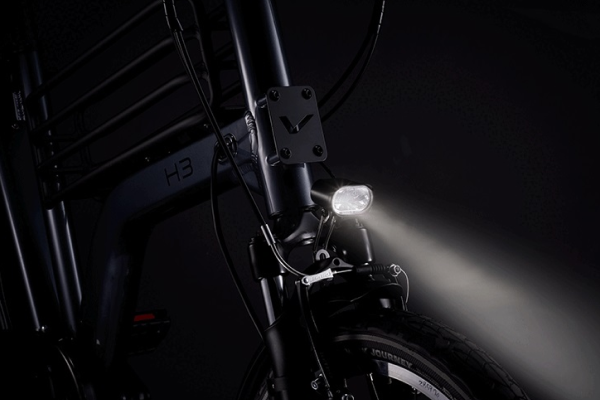 標準装備のフロントライトは、バッテリーからの給電で、夜道をしっかりと照らします。フロントキャリア装着時には、取付位置の変更ができます。