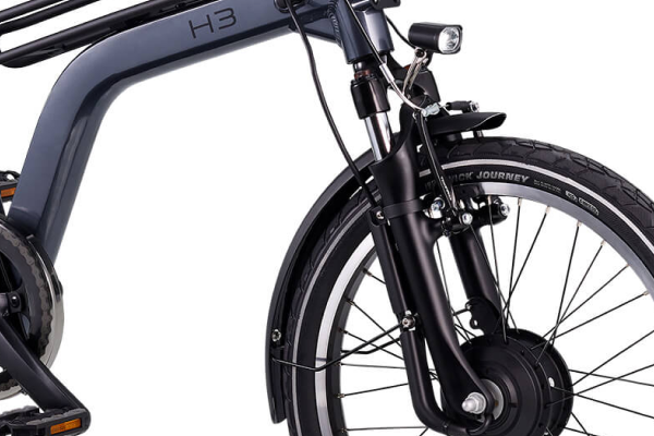 静穏性の高い小型モーターをフロントハブに配置。さらに、フロントサスペンションは、街中のちょっとした段差からの衝撃を吸収し、快適な走行を実現します。