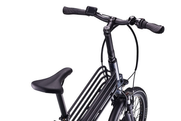 スポーツバイクに多用される、高剛性のアヘッドステム式。