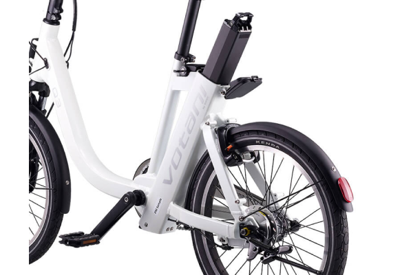 バッテリーカバーはロック機能付きで、盗難や汚れを防止します。充電時には、バッテリーを抜き取り、ご自宅内で充電できます。（最長3.5時間）