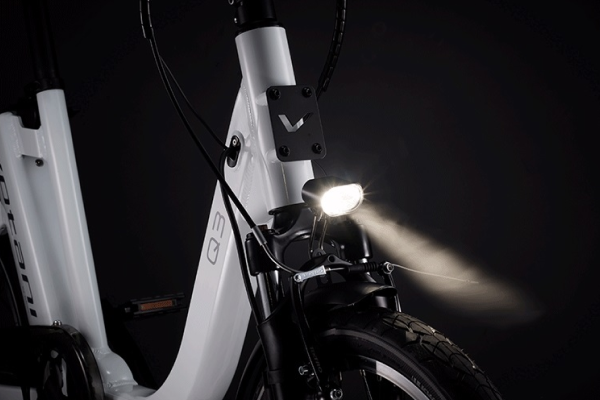 標準装備のフロントライトは、バッテリーからの給電で、夜道をしっかりと照らします。フロントキャリア装着時には、取付位置の変更ができます。
