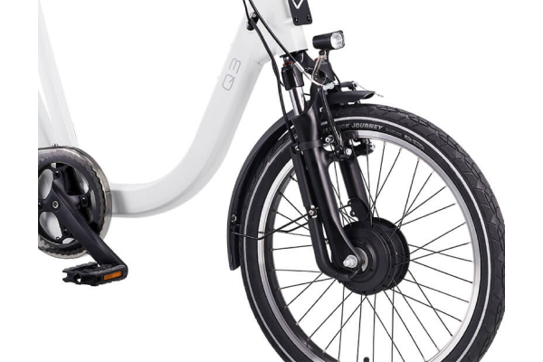 静穏性の高い小型モーターをフロントハブに配置。さらに、フロントサスペンションは、街中のちょっとした段差からの衝撃を吸収し、快適な走行を実現します。