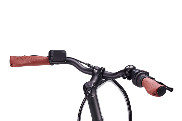 フラットハンドルに比べて上体を立てて操作できるので、前傾姿勢にならずに、楽に走行することが可能です。