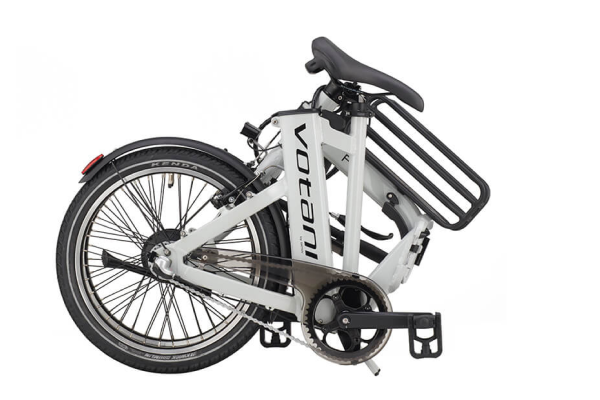 2か所の機構で簡単に折り畳み。フレームスタンドでしっかりと自立可能です。また一方向の転がし移動も可能です。