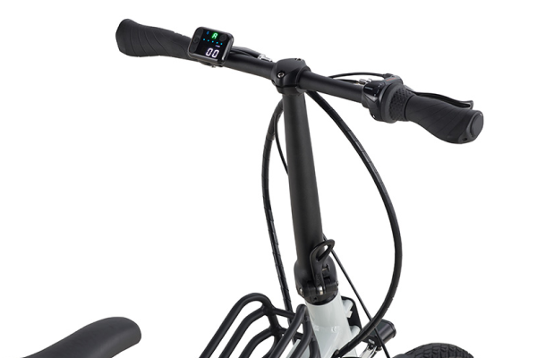 ストレートタイプでスポーティなポジション。