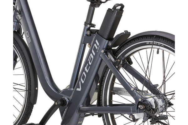 バッテリーカバーはロック機能付きで、盗難や汚れを防止します。充電時には、バッテリーを抜き取り、ご自宅内で充電できます。（最長2.5時間）