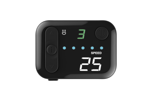 IPX5の高い防水レベルを確保し電源・アシスト切り替え・ライトなど、片手で直感的な操作が可能。さらに、感光センサーを内蔵し、自動でON/OFFするオートライト機能を装備しています。