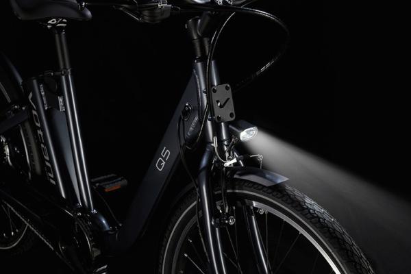 静穏性の高い小型モーターをフロントハブに配置。さらに、フロントサスペンションは、街中のちょっとした段差からの衝撃を吸収し、快適な走行を実現します。