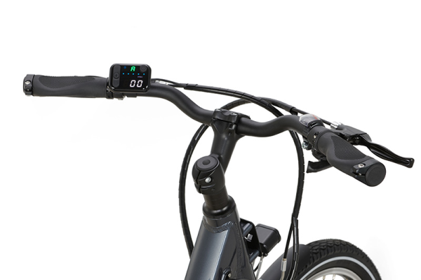 手前にカーブした操作性のよいセミアップハンドルに加え、グリップシフターで変速も容易に。