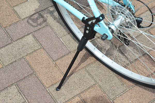 停車時に必須になるスタンドも搭載！