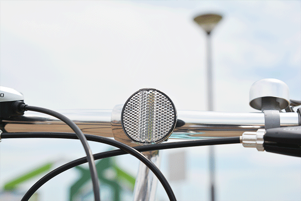 前にも反射板が標準装備されているため、対向車との擦れ違いの際も安心。