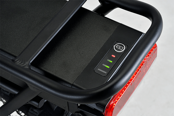 最長90kmの走行が可能なリチウムイオンバッテリーを搭載。さらにテールタイトの機能付き。