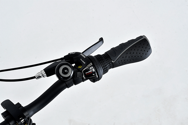 グリップシフトタイプのシマノ製外装7段変速を装備し、グリップには手に平にフィットする形状を採用。