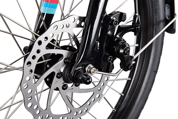 電動アシストのパワーに対応するためディスクブレーキを前後に搭載。