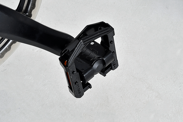 頑丈なアルミ製の折り畳み式ペダルを採用。室内での保管や輪行、車に積む際にもスペースを取らず便利。