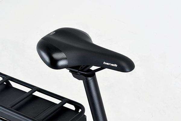 べネリと同じくイタリアブランドの「セラロイヤル」製のコンフォートサドルを装備。