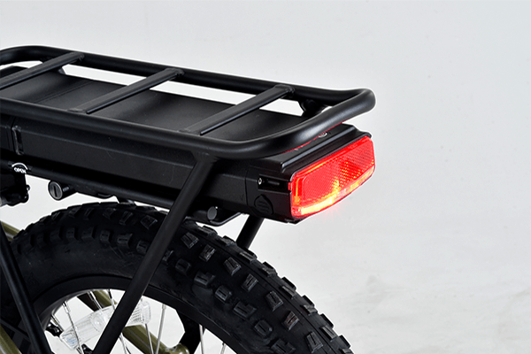 最長90kmの走行が可能なリチウムイオンバッテリーを搭載。さらにテールタイトの機能付き。