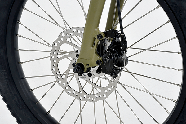 電動アシストのパワーに対応するためディスクブレーキを前後に搭載。