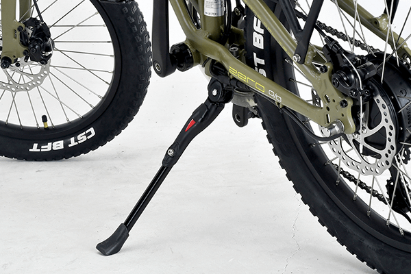 街乗りに便利なキックスタンドを標準装備。