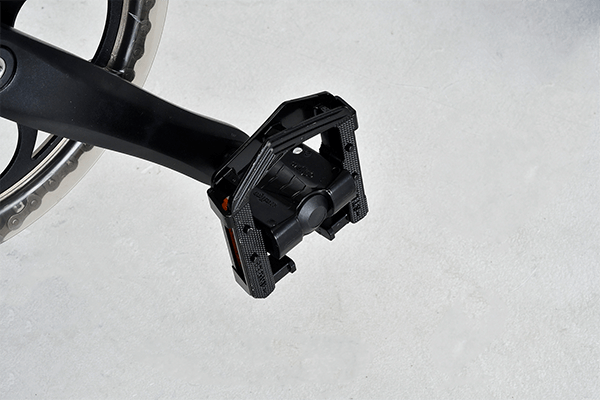 頑丈なアルミ製の折り畳み式ペダルを採用。室内での保管や輪行、車に積む際にもスペースを取らず便利。