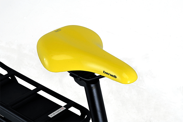 べネリと同じくイタリアブランドの「セラロイヤル」製のコンフォートサドルを装備。