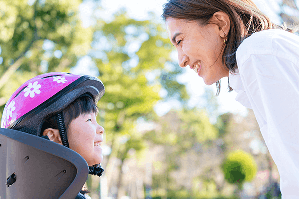 子供乗せ電動アシスト自転車Gyuttoに乗る親子