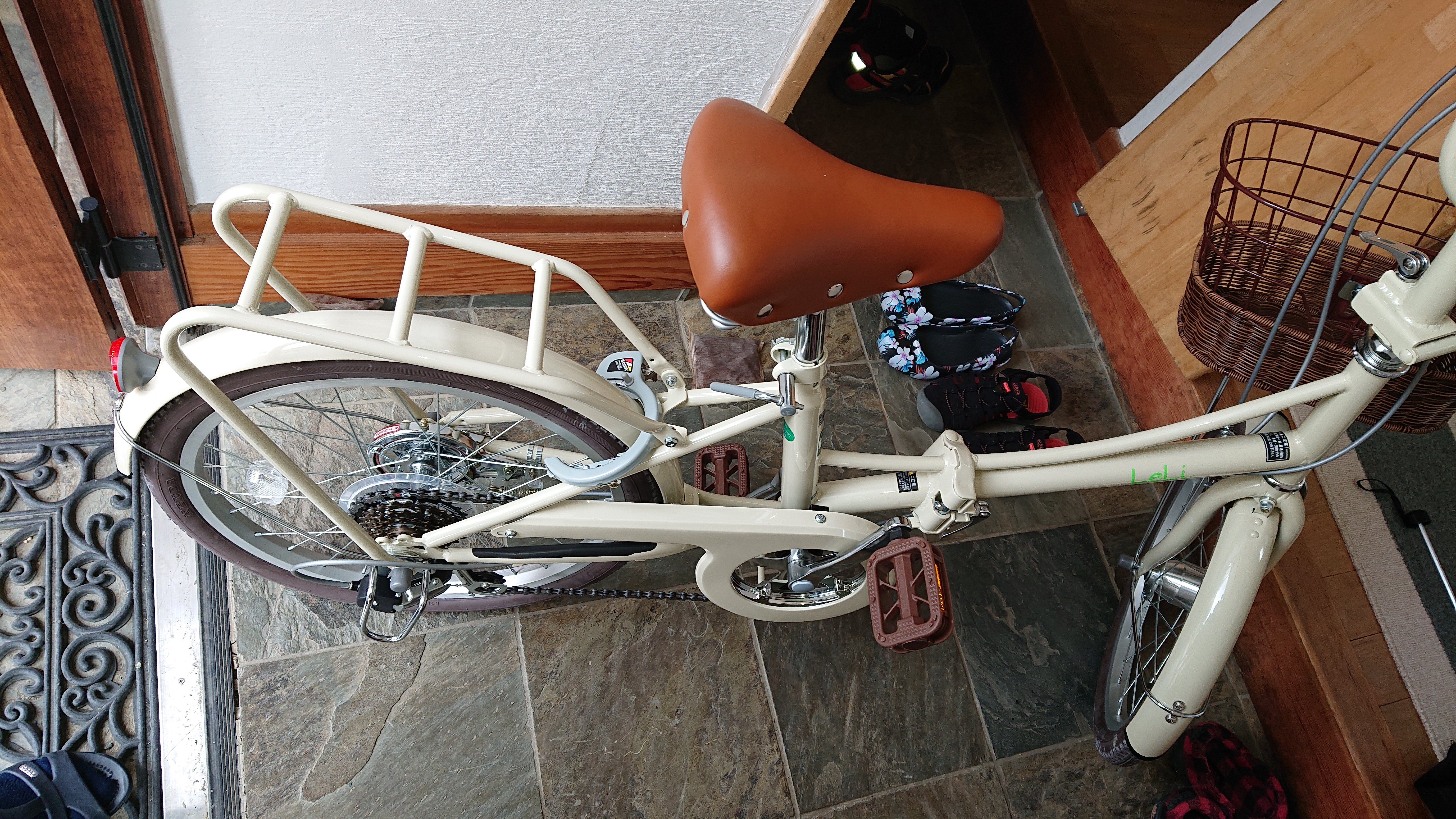 かごと後ろの荷台で決めました。