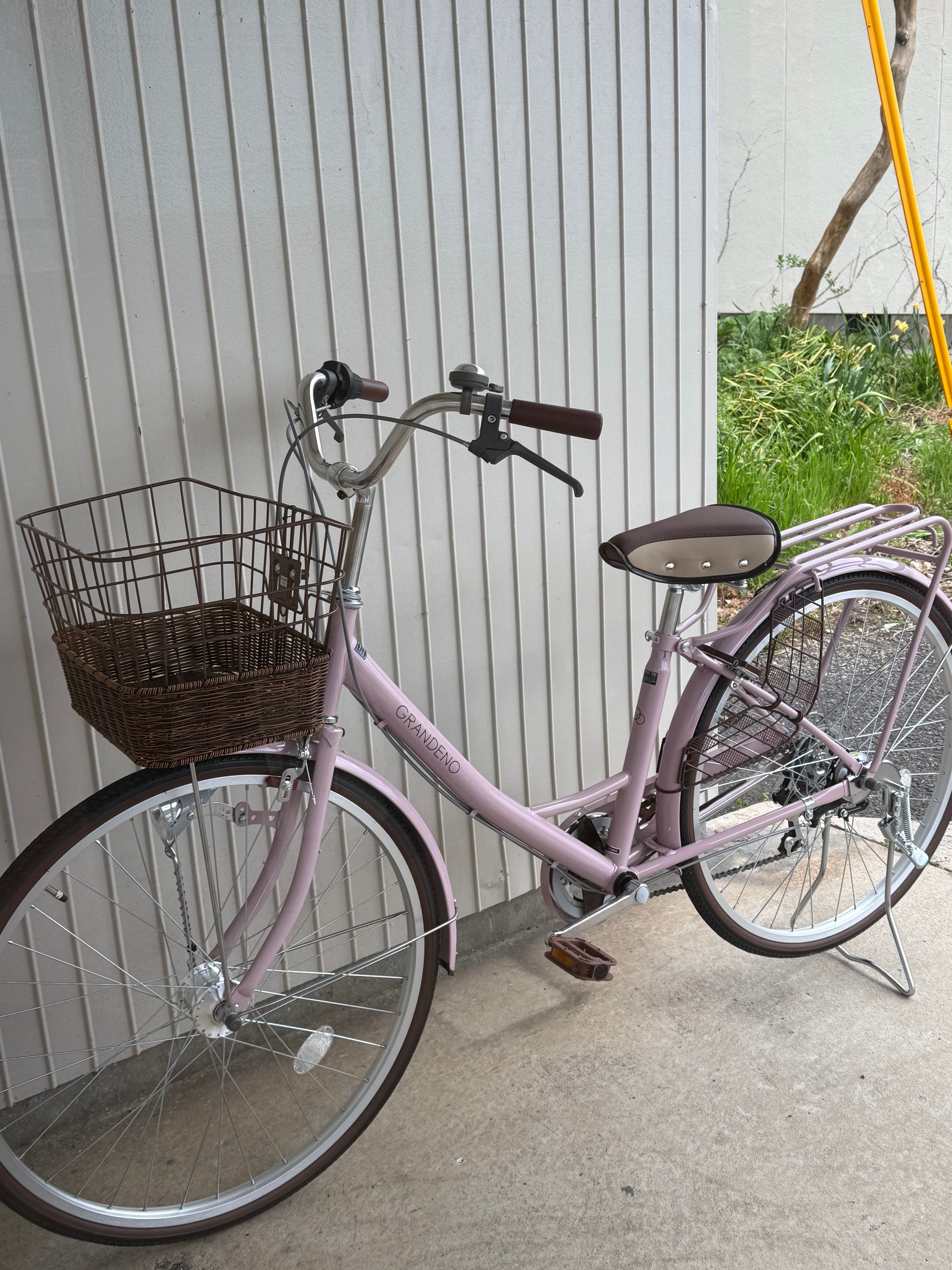 春らしいピンクの自転車
