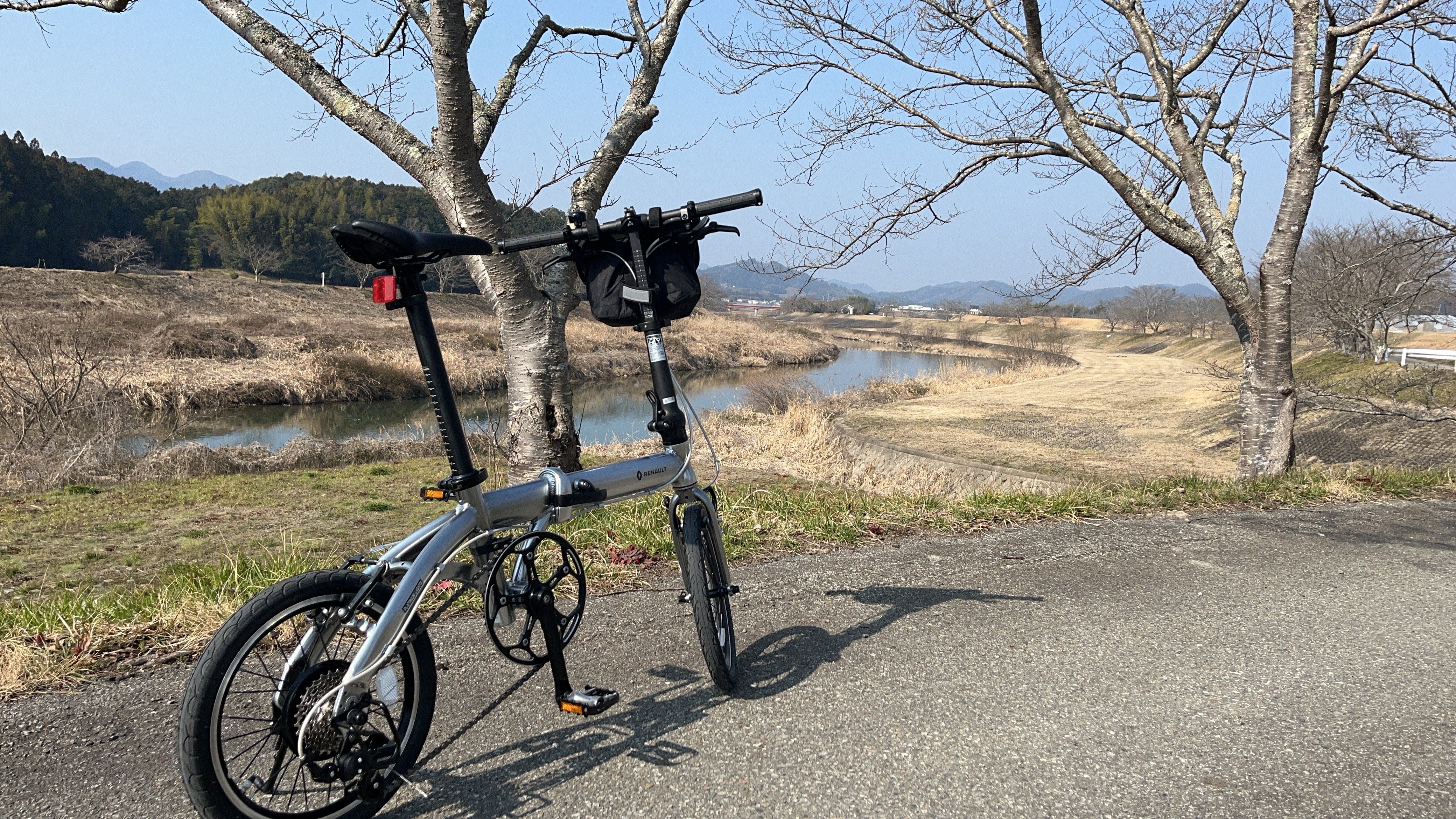 シルバーが似合うミニベロです!!