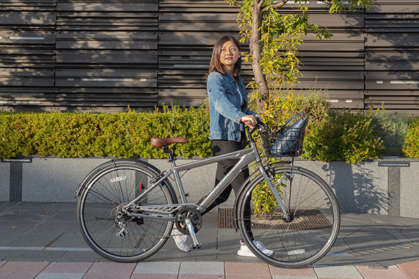 カゴに荷物を入れたクロスバイクでの通勤