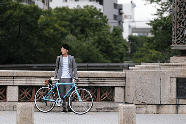 男性とクロスバイク