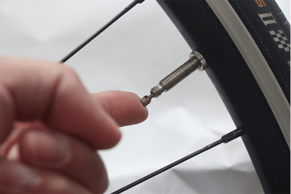 緩めたら「プシッ」と音が出るまでナット部分を指先で軽く押します