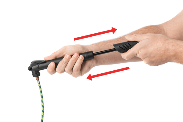 ポンプを押し引きして空気を送る