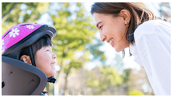お子様にヘルメットの着用は必須