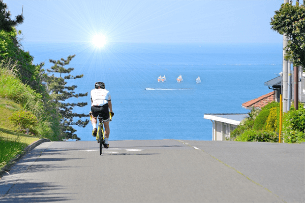 サイクリング用の電動アシスト自転車画像